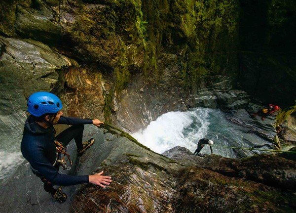 canyoning team work